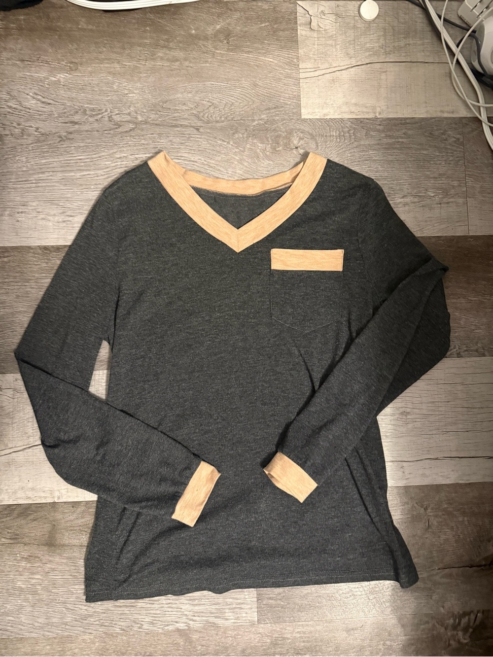 Boutique Gray V-Neck Long Sleeve Top with Beige Trim